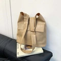 Bolso tote beige minimalista en piel sintética con gran bolsillo frontal para la oficina - Arena