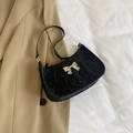 Schicke schwarze Plissee-Unterachseltasche für Damen mit eleganter goldener Schmetterlingsschleife - Schwarz