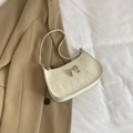 Schicke cremeweiße Achseltasche mit Schmetterlings-Metallschnalle und Faltenstruktur - Weiß