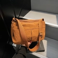 Bolso bandolera de nailon caramelo con múltiples capas de cremallera y correa ancha fija - Marrón