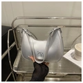 Metallic zilveren hobo schoudertas met metalen strik detail en verstelbare riem - Zilver