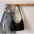 Elegante borsa a mezzaluna nera in finta pelle scamosciata con doppie spalline sottili - Nero