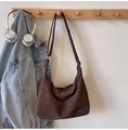 Borsa tote vintage in pelle PU marrone con logo appesa a un gancio di legno - Marrone