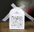 Elegante weiße Geschenkbox mit Schmetterlings-Laserschnitt und Band für Hochzeitsmandeln - Weiß