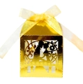 Goldene lasergeschnittene Hochzeitsschachtel mit Pärchensilhouette und Organzaband - Reflektierendes Gold