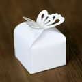 Elegante weiße Hochzeit-Gastgeschenkbox mit lasergeschnittenem Schmetterling auf Holz - Weiß