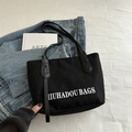 Große schwarze Hobo-Tasche aus Canvas mit weißer Stickerei und langen Schultergurten - Schwarz
