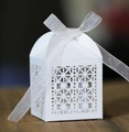 Caja blanca de caramelos para bodas cortada con láser con patrón geométrico y lazo - Blanco