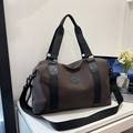 Bolsa de viaje grande marrón oscuro con asas negras y correa de hombro ajustable extraíble - Marrón