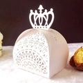 Boîte à bonbons de mariage découpée au laser avec motif de couronne et détails floraux - Blanc