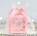 Detailliertes lasergeschnittenes Design einer rosa herzförmigen Süßigkeitenbox mit Schleife - Rosa