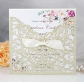 Invitación de boda calada con purpurina dorada, lazo blanco y tarjeta con diseño floral - Oro Claro Brillante