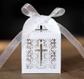Boîte cadeau blanche découpée au laser avec motif de croix et ruban satiné - Blanc