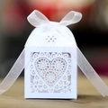 Scatola per caramelle bianca traforata al laser con cuore e fiocco di chiffon - Bianco