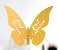 Makroaufnahme goldener Schmetterling-Platzkarte mit Eid Mubarak-Schriftzug - Gold
