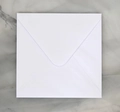 Minimalistische vierkante witte envelop met puntklep op grijze marmeren achtergrond - Westers Vierkant Wit / Wit