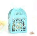 Dettaglio della scatola regalo celeste traforata con motivo a cuore e nastro decorativo - Blu Tiffany