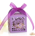 Dettaglio macro della scatola per confetti viola con intaglio laser e nastro decorativo - Viola scuro