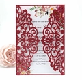 Détail d'invitation de mariage bordeaux découpée au laser avec motifs élégants et fleurs - Rouge Foncé
