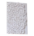 Κομψό λευκό προσκλητήριο γάμου laser-cut με περίτεχνη δαντέλα λουλουδιών και σχέδιο καρδιάς - Λευκό