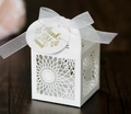 Κομψό λευκό κουτί γλυκών laser-cut με μεταξωτή κορδέλα και χρυσή ετικέτα ευχαριστιών - Λευκό με Ετικέτα