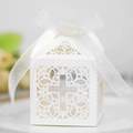 Dettaglio scatola regalo bianca traforata con croce e nastro in organza per matrimoni - Avorio