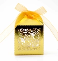 Elegante goldene Geschenkbox mit Rosenausschnitt und Band für Hochzeiten und Feiern - Reflektierendes Gold