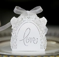 Weiße lasergeschnittene Hochzeit-Geschenkbox mit Spitzenblumen und Love-Ausschnitt mit Band - Weiß