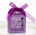 Violette Laser-Cut Hochzeit-Süßigkeitenbox mit Rosenmuster und lila Schleife - Dunkellila