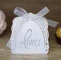 Elegante weiße lasergeschnittene LOVE Süßigkeitenbox aus Perlmuttpapier mit Chiffon-Schleife - Weiß