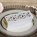 Elegante lasergeschnittene Hochzeitsbox mit goldener Blumengravur für Schokoladen-Geschenke - Weiß