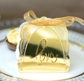Goldene Hochzeits-Geschenkbox mit LOVE-Laserschnitt, Spitze und elegantem Seidenband - Reflektierendes Gold