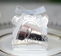 Silberne lasergeschnittene Pralinenschachtel mit Love-Design und weißer Satinschleife - Reflektierendes Silber