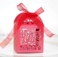 Rote lasergeschnittene Rosen-Geschenkschachtel mit Perlglanz und Organza-Schleife - Perlrot