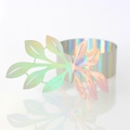 Rond de serviette feuille irisé découpé au laser avec finition métallique colorée sur blanc - Argent Iridescent