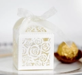 Laserschnitt-Hochzeits-Bonbonbox aus weißem Perlmuttpapier mit eleganten Rosenmustern - Elfenbein