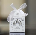 Elegante caja de regalo de Navidad blanca cortada con láser con copos de nieve y cinta - Blanco