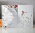 Invito matrimonio bianco intagliato a laser con card floreale peonia rosa e risposta RSVP - Bianco