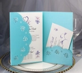 Faire-part mariage découpé au laser bleu ciel avec roses et cartes sur une assiette - Bleu Tiffany