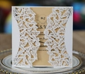 Elegante lasergeschnittene Schmetterlingseinladung mit weißem Perlmuttcover und Kraftpapier - Weiß