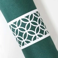 Elegante servilleta verde oscuro con servilletero blanco de patrón geométrico láser - Blanco