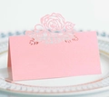 Élégante carte de table rose avec rose découpée au laser pour mariages sur une assiette en porcelaine - Rose