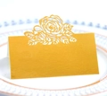 Elegante goldene Platzkarte mit Rosen-Hohlmuster für Hochzeiten aus Perlmuttpapier - Reflektierendes Gold