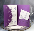 Faire-part mariage violet découpé au laser avec motif de rose et cartes internes - Violet foncé