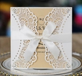 Invito a nozze in pizzo bianco tagliato al laser con carta kraft e fiocco in raso - Accessorio Fiocco in Nastro Beige