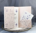 Hochzeitseinladung aus hellrosa Perlmuttpapier mit floralem Mandala Laserschnitt - Nute Rosa