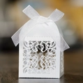Elegante weiße Geschenkbox mit Laserschnitt-Kreuz und weißem Satinband für Hochzeiten - Weiß
