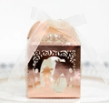 Elegante roségoldene lasergeschnittene Geschenkbox mit Mädchen-Pferd-Motiv und Schleife - Reflektierendes Roségold