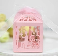 Rosa lasergeschnittene Hochzeitsbox mit Heiratsantrag-Silhouette und weißer Schleife - Rosa