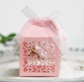 Rosa lasergeschnittene Geschenkbox mit Kreuzmuster und Organza-Schleife für Taufe - Rosa